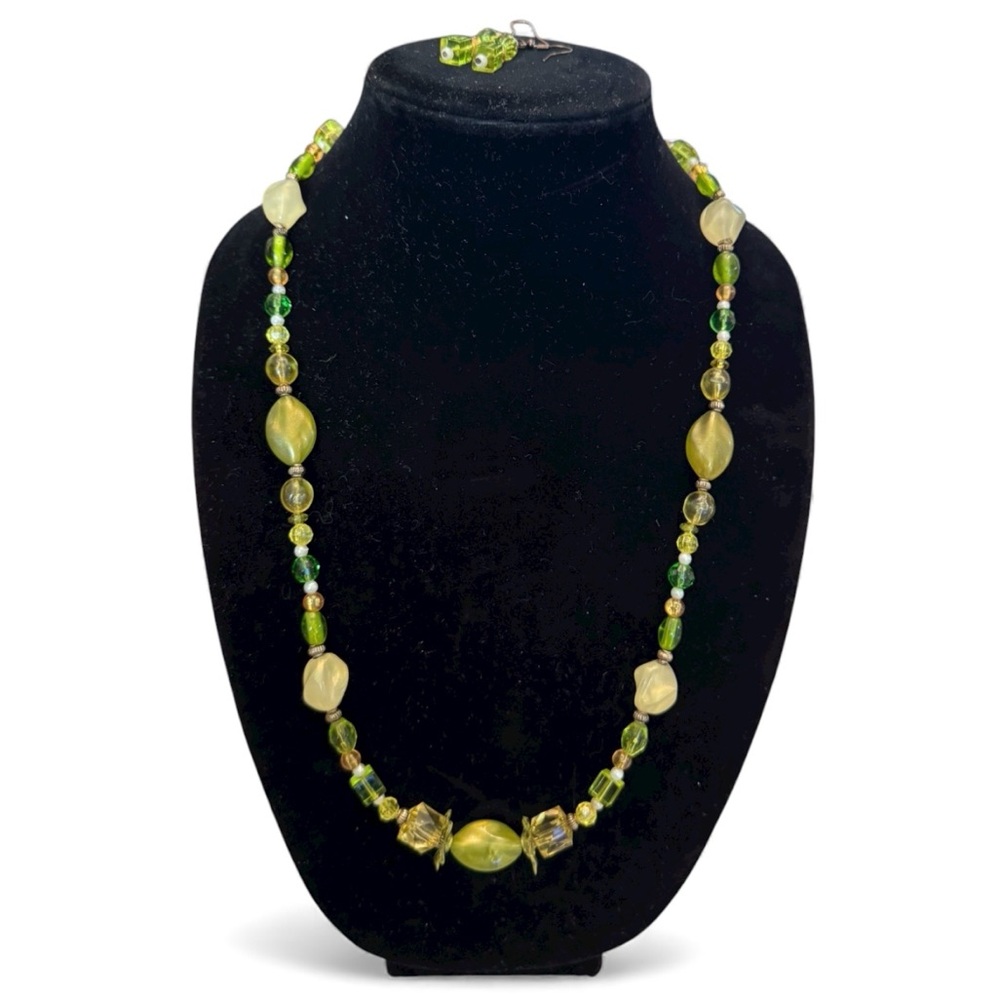 Elegant Green Beaded Necklace & matching earrings EUC
